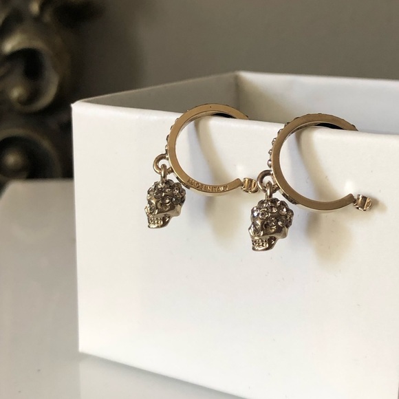NIB AMQ ALEXANDER MCQUEEN Mini Skull Hoop Earrings - Picture 4 of 16